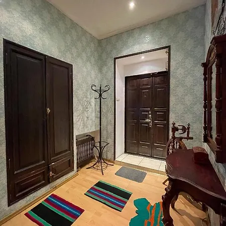 целиком 3-х комнатная в центре одессы Apart Otel