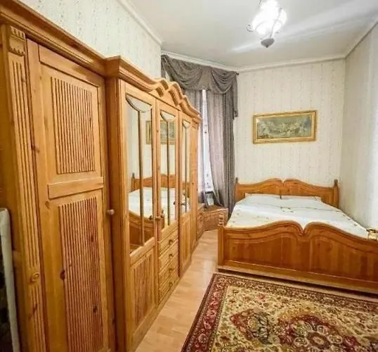 целиком 3-х комнатная в центре одессы 3*