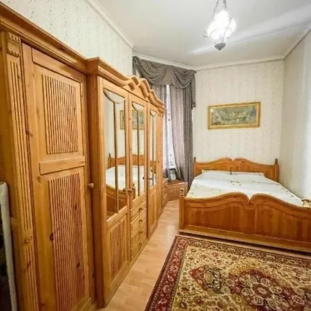 целиком 3-х комнатная в центре одессы 3*